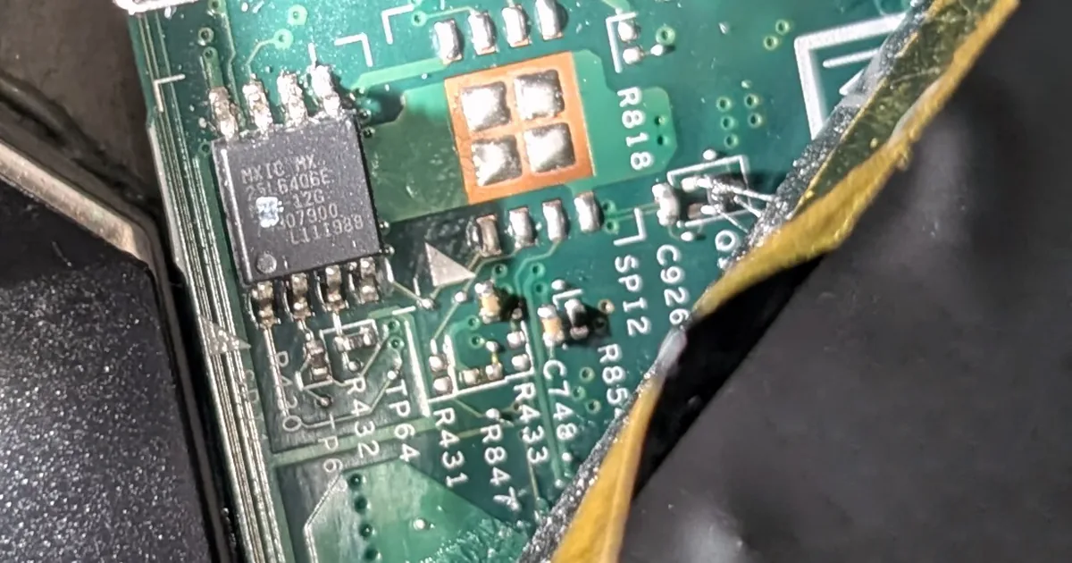 Un monitor con le quattro finestre colorate, un chip con un lucchetto collegato al monitor e una freccia di copia fermata da una barriera
