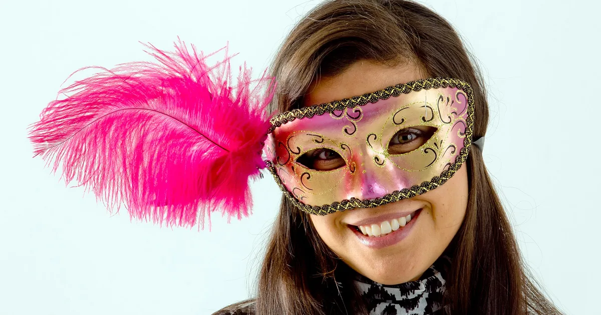 Una maschera viola sollevata davanti a un volto stilizzato, con un'etichetta ambra che cambia nome e due punti che non coincidono