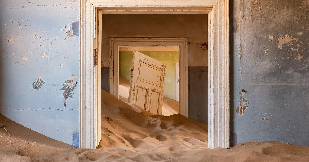 Una porta viola che si apre su un corridoio ambra, con quattro buste che arrivano e una molla che la richiude