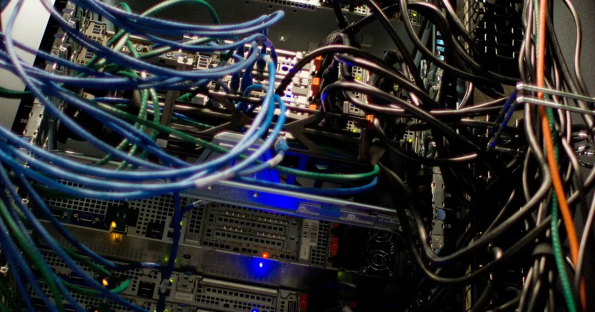 Quattro armadi di server: il primo pieno di luci accese, gli altri quasi tutti spenti