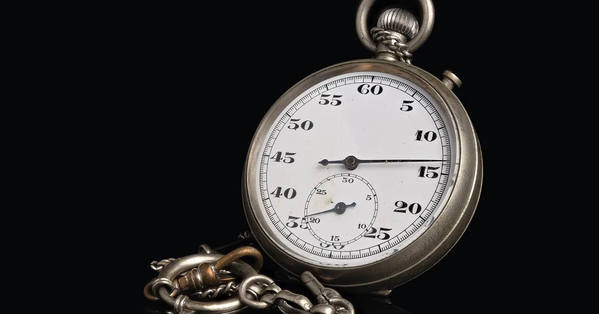 Un orologio con la lancetta sui trentun secondi, frecce che passano da un vecchio server a uno nuovo e una fila di spie verdi