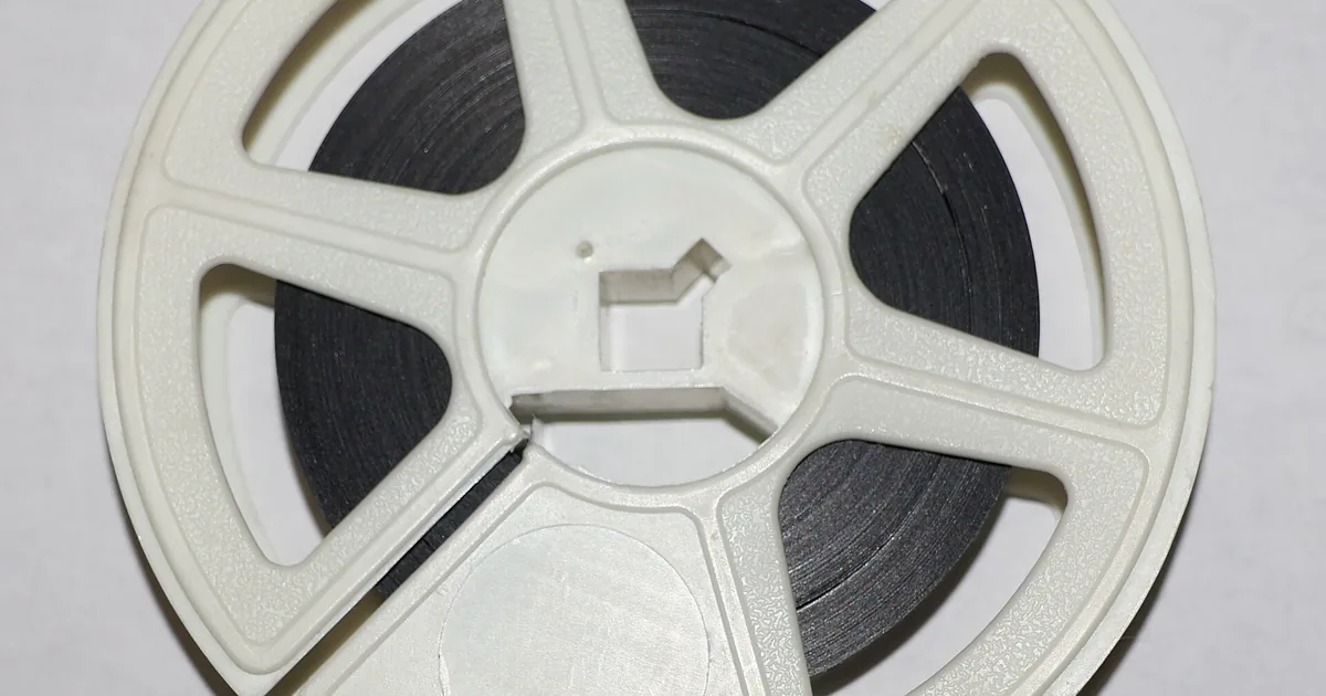 Una cornetta del telefono con tre onde sonore accanto a una pellicola cinematografica con fotogrammi che si ingrandiscono