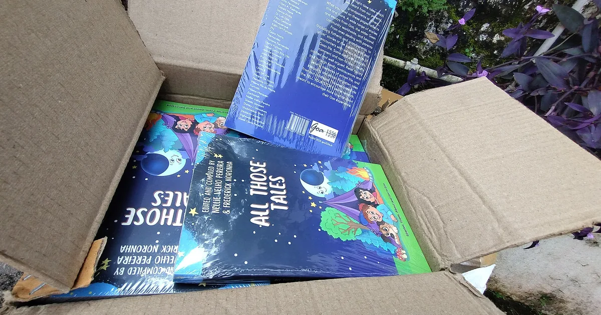 Una piccola casa di notte a sinistra e, a destra, una nuvola sopra un armadio di server: tra le due un arco di punti luminosi, i libri della conoscenza in viaggio.