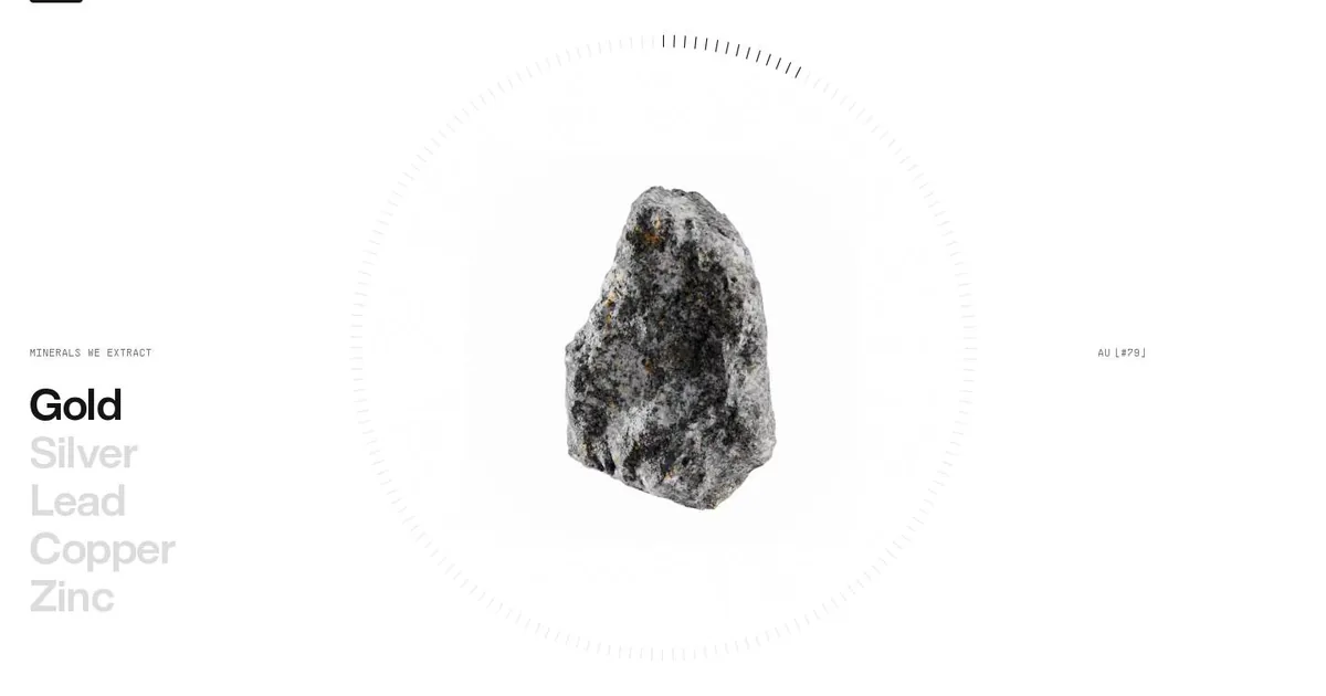 Schermata del sito CoMinVi: un campione di roccia al centro di un quadrante a tacche, a sinistra la lista dei metalli con la voce attiva in nero e le altre in grigio chiaro