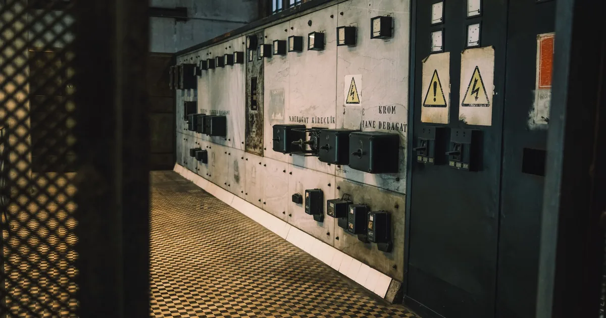 Un interruttore industriale con coperchio di sicurezza in una sala server buia