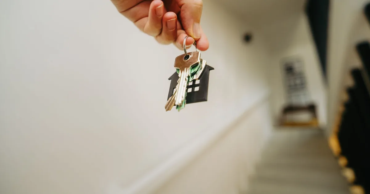 Un mazzo di chiavi appoggiato sullo zerbino davanti a una porta chiusa di un condominio milanese