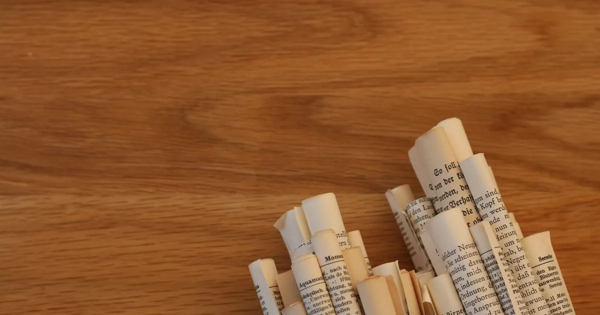 Un rullo di carta perforata per pianola che si srotola su un vecchio pianoforte di legno